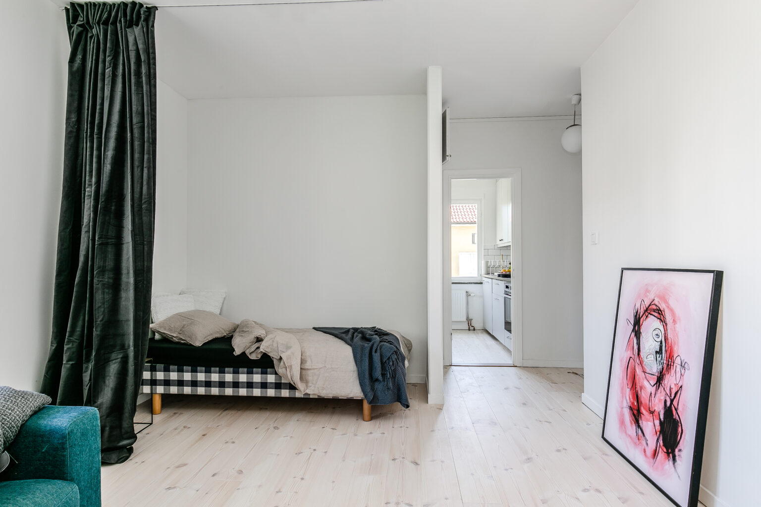Ljust sovrum med nytt trägolv efter renoveringen