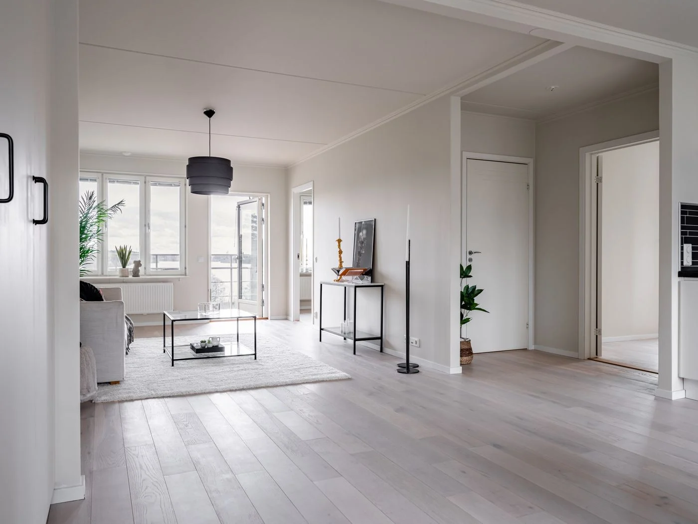 Ljust vardagsrum med nytt golv efter vattenskada