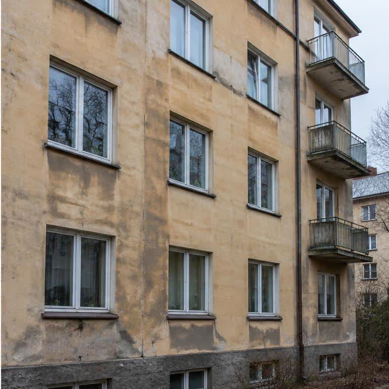 Sliten fasad före renovering